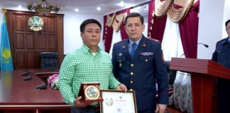 В Шымкенте наградили мужчину, который помог поймать автоугонщика