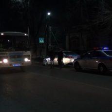 В Шымкенте не подчинившихся полиции грузили в автобус
