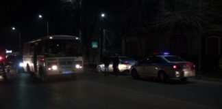 В Шымкенте не подчинившихся полиции грузили в автобус