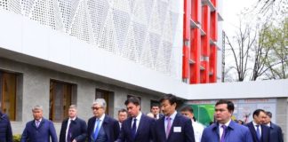 Касым-Жомарт Токаев посетил новый медицинский центр «MEDIKER 4К» в Шымкенте Касым-Жомарт Токаев посетил новый медицинский центр "MEDIKER 4К" в Шымкенте