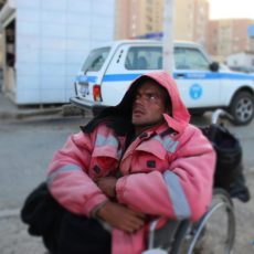 Инвалид из Шымкента просит милостыню на улицах Атырау житель Шымкента просит милостыню в Атырау