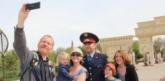 Полицейский из Шымкента стал для гостей из Франции гидом-переводчиком