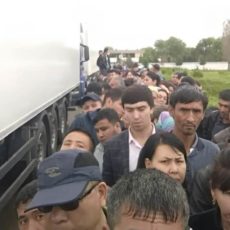На таможенном посту Капланбек собралась очередь: люди мокнут под дождем
