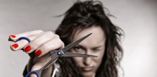 Неприятные последствия того, что жена сама стрижет мужа