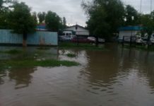 Из-за проливных дождей в Атакенте вода заливает дворы