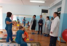 В первый рабочий день руководитель управления здравоохранения посетил дом малютки