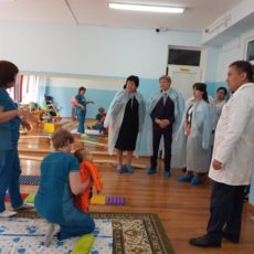 В первый рабочий день руководитель управления здравоохранения посетил дом малютки