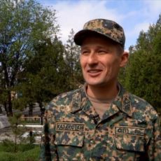 Солдата Национальной Гвардии наградят второй медалью за спасение ребенка в Киеве