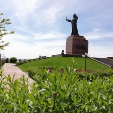 Памятник Байдибек БИ