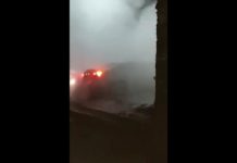 Выбитые окна, булыжники в машинах: кадры с места прорыва теплосети в Алматы