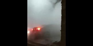 Выбитые окна, булыжники в машинах: кадры с места прорыва теплосети в Алматы