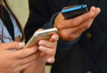 Налог на «безмашинность» в Казахстане: могут ли наказать СМИ за шутки в новостях смартфон в руках