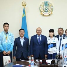 Умирзак Шукеев встретился с чемпионами страны