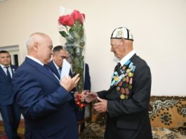 Умирзак Шукеев посетил семьи ветеранов Великой Отечественной войны