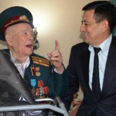 Главный полицейский Шымкента лично поздравил 97-летнего ветерана