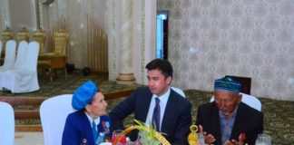 Аким Шымкента за праздничным дастарханом поздравил около 200 ветеранов