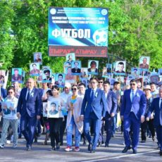 Аким Шымкента возглавил шествие «Поклонись героям»