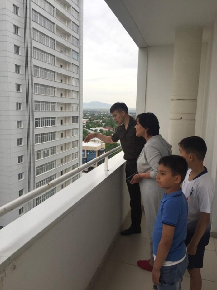 опасность окон и открытых балконов в высотных домах