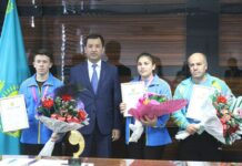 Аким Толебийского района принял чемпионов мира по пауэрлифтингу