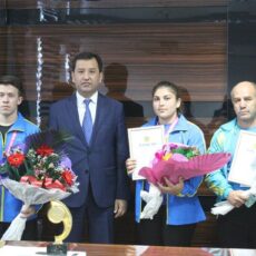 Аким Толебийского района принял чемпионов мира по пауэрлифтингу
