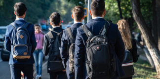 О крупных долгах родители потерпевших узнавали после звонков сотрудников банка Казахстанские школьники