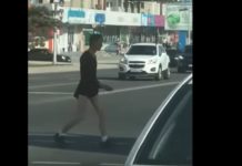 Разгуливающий в женском платье мужчина попал на видео в Актау мужчина в женской одежде