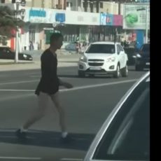 Разгуливающий в женском платье мужчина попал на видео в Актау мужчина в женской одежде
