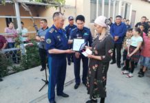 Погибшего в крушении вертолета Сабыра Токбаева наградили медалью посмертно Вручение медали