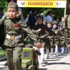 В Толебийском районе малыши приняли участие в параде Победы В Толебийском районе малыши приняли участие в параде Победы