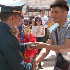В Шымкенте военнослужащим в/ч 6506 вручили ключи от новых квартир Вручение ключей военнослужащим в/ч 6506