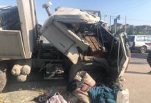 Бетонные плиты едва не придавили водителя КАМАЗа, который их вез