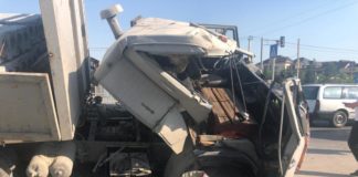 Бетонные плиты едва не придавили водителя КАМАЗа, который их вез