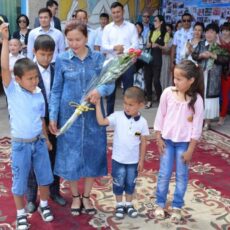 В Шардаринском районе на последнем звонке многодетной семье вручили ключи от дома
