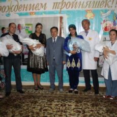 В Туркестане из роддома выписали домой сразу две тройни