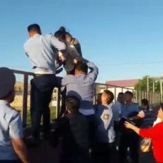 В Туркестанской области полиция не позволила девушке спрыгнуть с моста