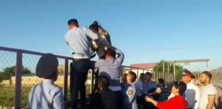 В Туркестанской области полиция не позволила девушке спрыгнуть с моста