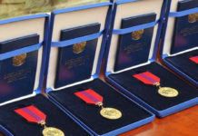 Погибших при крушении самолета наградили посмертно