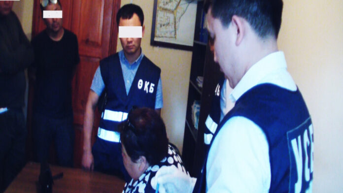В Шымкенте задержали подозреваемого в даче взятки полицейскому