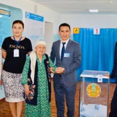 96-летняя жительница Шымкента пришла на участок для голосования