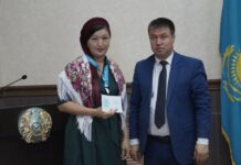 Многодетным матерям Кентау вручили подвески «Алтын алқа» и «Күміс алқа».