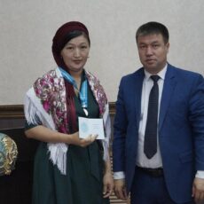 Многодетным матерям Кентау вручили подвески «Алтын алқа» и «Күміс алқа».