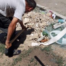 Волонтеры Толебийского района помогают расчистить дворы и навести порядок в Арыси