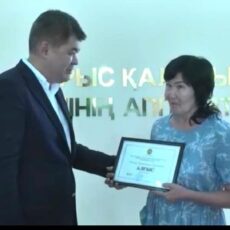 Награждена акушерка Нагима Зоримбаева, принявшая роды под грохот рвущихся снарядов