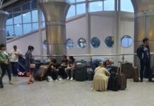 В аэропорту Алматы из-за таксистов и бездомных убрали все сидения из зала ожидания в аэропорту Алматы убрали сидения