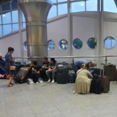 В аэропорту Алматы из-за таксистов и бездомных убрали все сидения из зала ожидания в аэропорту Алматы убрали сидения