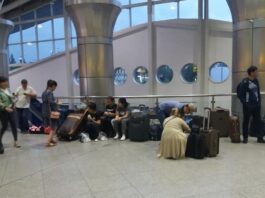 в аэропорту Алматы убрали сидения