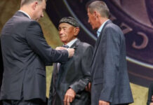 Президент Польши наградил медалью жителя Туркестанской области Президент Польши наградил медалью жителя Туркестанской области