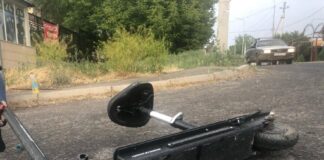 В Шымкенте столкнулся электросамокат и старенькие «Жигули»