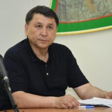 Жильцы закрытых на карантин подъездов могут выходить в магазин и выгуливать собак Жандарбек Бекшин