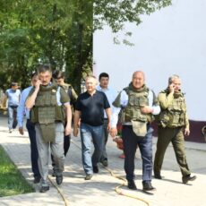 Пожар в Арыси полностью локализован Чиновники в Арыси после взрывов